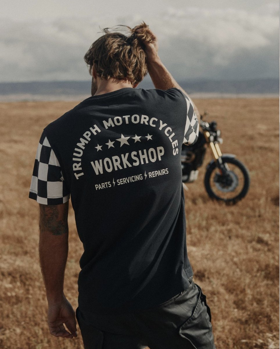 TriumphPortugal's tweet photo. Mantenha o estilo com a NOVA t-shirt Checkerboard Sleeve Tee com o clássico padrão cromático black and bone. As mangas axadrezadas e o design estreito vão fazê-lo brilhar dentro na estrada e fora dela. 

Compre online ou visite um concessionário Triumph. https://t.co/I8LalmD7FN