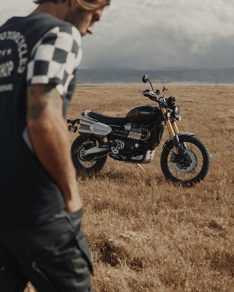 TriumphPortugal's tweet photo. Mantenha o estilo com a NOVA t-shirt Checkerboard Sleeve Tee com o clássico padrão cromático black and bone. As mangas axadrezadas e o design estreito vão fazê-lo brilhar dentro na estrada e fora dela. 

Compre online ou visite um concessionário Triumph. https://t.co/I8LalmD7FN