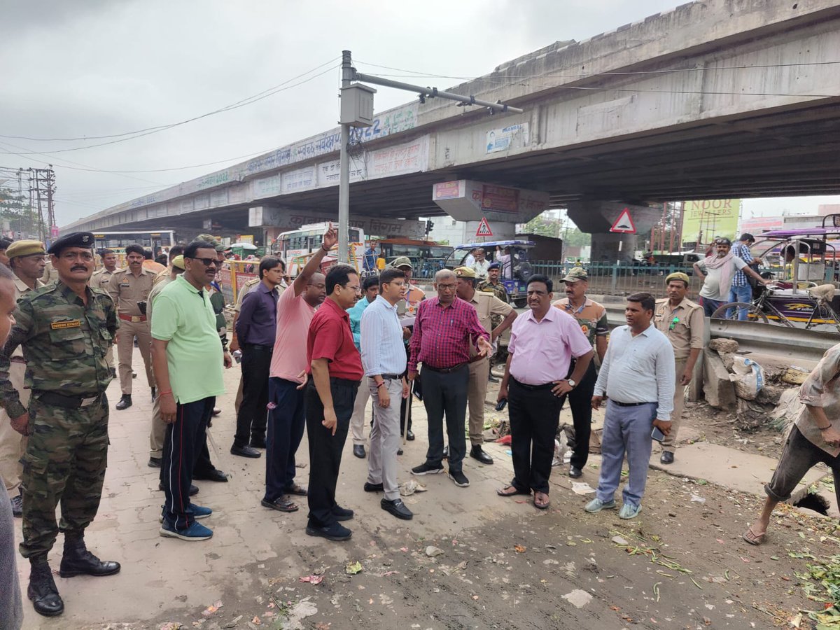 nagarnigamknp's tweet photo. 'रामादेव�� सब्जी मण्डी पर अतिक्रमण हटाओ अभियान'

#नगर_आयुक्त महोदय द्वारा सुगम यातायात हेतु संचालित अवैध सब्जी मण्डी का निरीक्षण कर अपने सामने अभियान चलवाया गया।
#कानपुर

@MoHUA_India @ChiefSecyUP @NagarVikasUP @Shiviasup @PMOIndia @SwachhBharatGov @CMOfficeUP @moefcc https://t.co/NFJ2BIAfOX