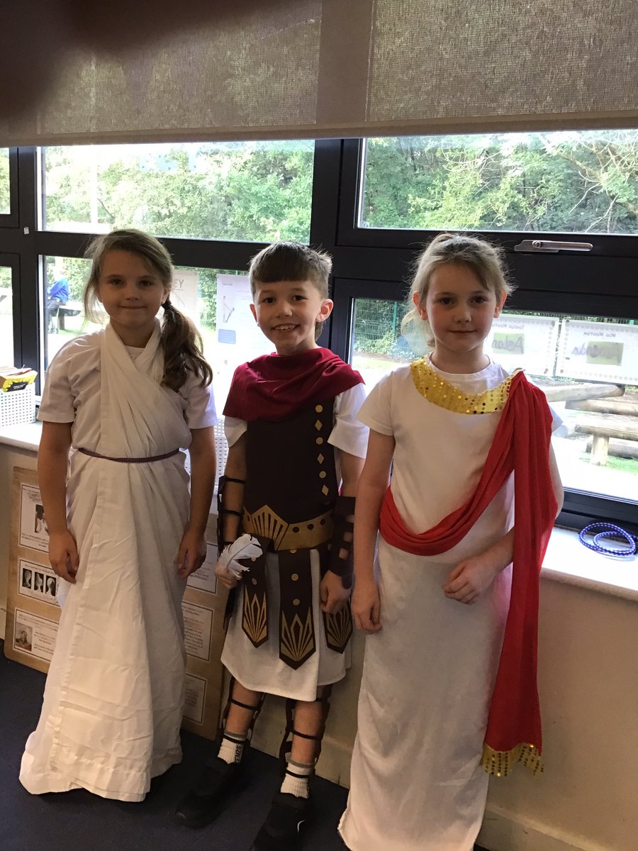 CanonYearThree's tweet photo. Year 3 are ready for their Roman day! We have a visitor in who is going to deliver some exciting activities 😃🗡️ @CanonSharples @LT_Trust https://t.co/dX9PBjbL5L