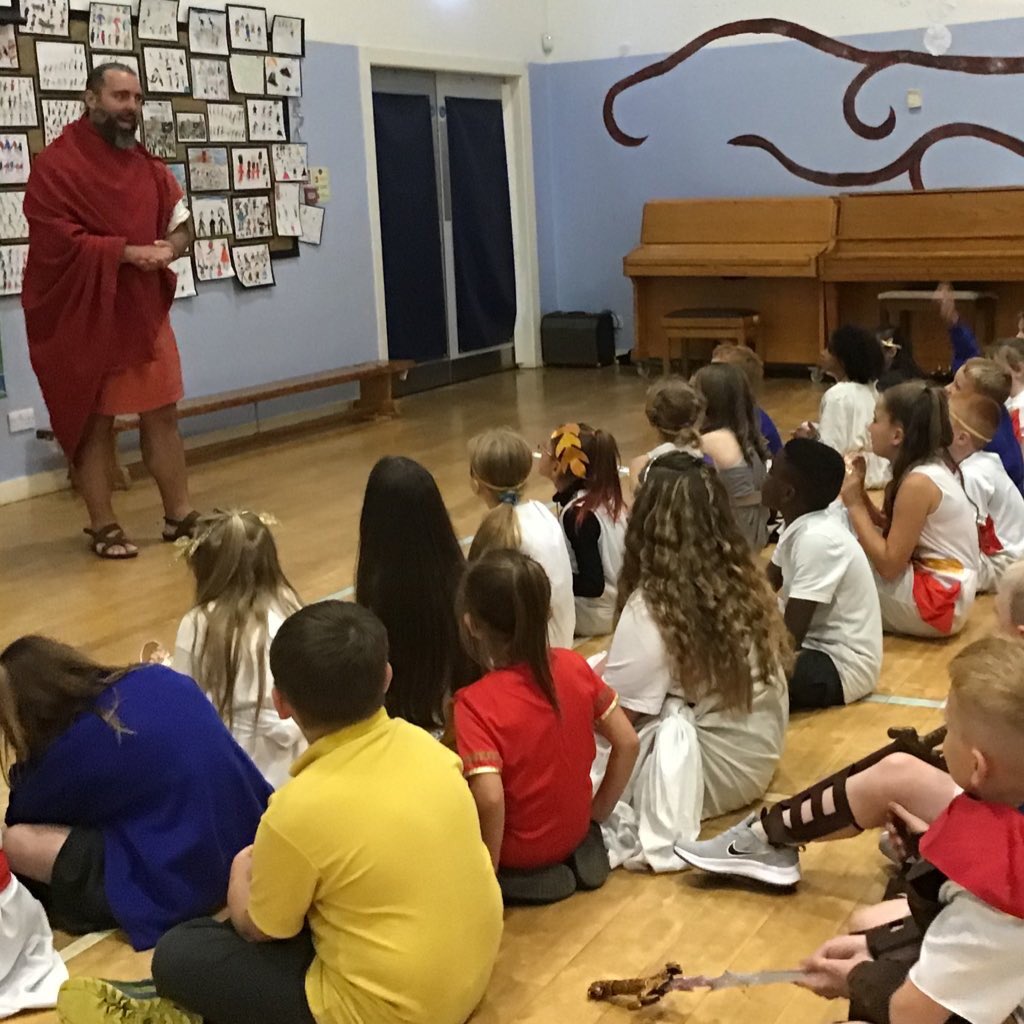 CanonYearThree's tweet photo. Year 3 are ready for their Roman day! We have a visitor in who is going to deliver some exciting activities 😃🗡️ @CanonSharples @LT_Trust https://t.co/dX9PBjbL5L