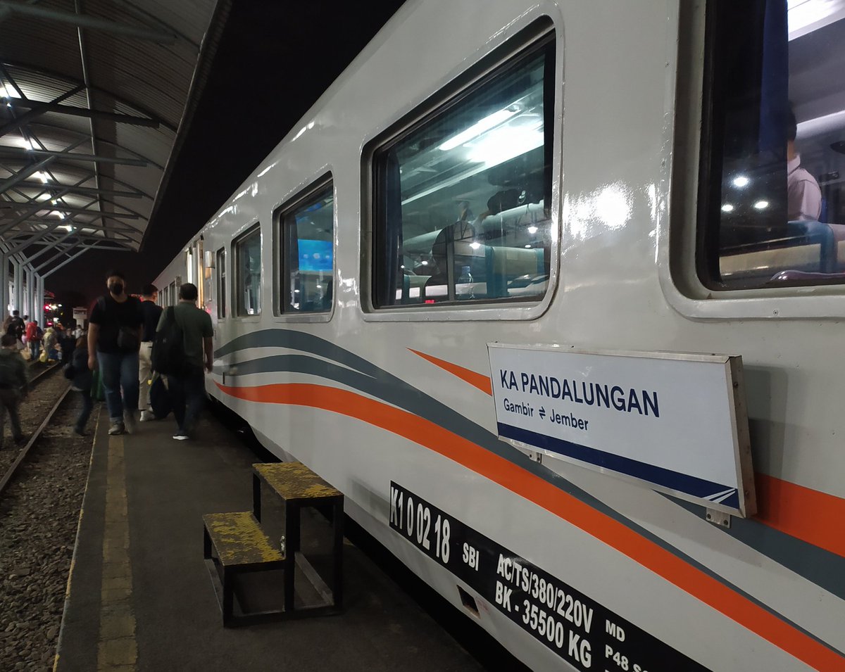 sahabat_kereta's tweet photo. Bagaimana menurut kalian bilamana jika KA Pandalungan rutenya diubah menjadi Gambir - Semarang - Surabaya - Banyuwangi pp? 

Kira-kira berapa lama waktu tempuhnya? 😄 https://t.co/gAn5AT6R9R