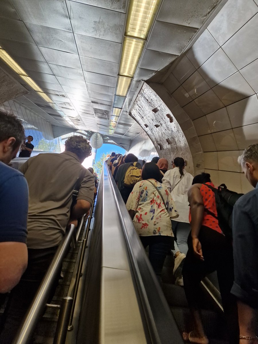 📌zavallı, ABD bayraklı yat'ta
▶️İstanbullu, perişan ayak'ta