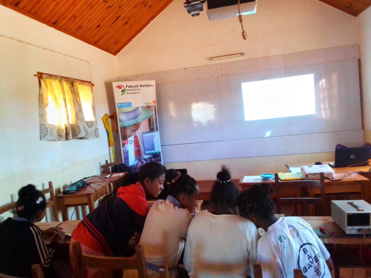 FabLabMamiratra's tweet photo. Le FabLab au plus près de ces bénéficiaire. L'équipe organise des séances d'initiation à l'électronique au près des jeunes du CEG Antanety II .Vontovorona.👍 jeunes optimiste avec une soif de connaissances 🤩🤩 #FabLabSolidaireMamiratra #SOSVE @OSMadagascar https://t.co/1SzXK8HJqv