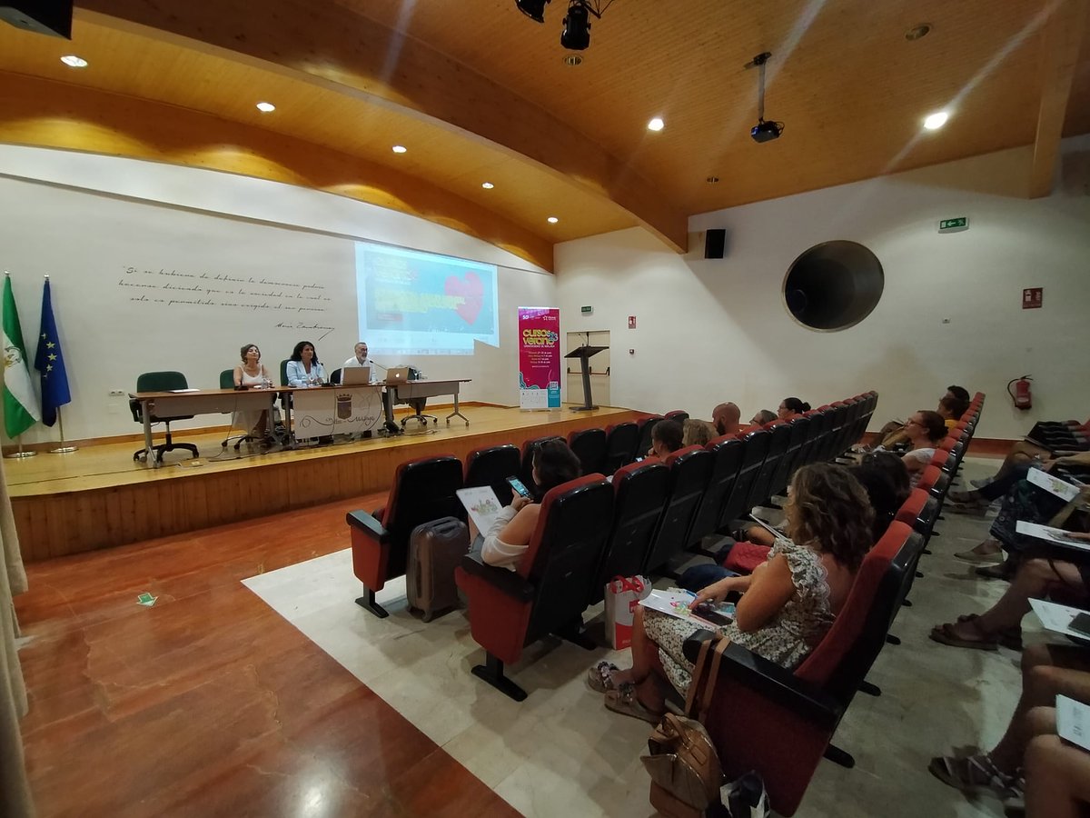 Los Cursos de Verano de la UMA han arrancado hoy con la presencia de la concejala de Cultura del Ayuntamiento de Vélez-Málaga, Alicia Ramírez. En la inauguración se está impartiendo el curso 'Educación, salud mental y bienestar emocional en el autismo', de José Francisco Guerrero