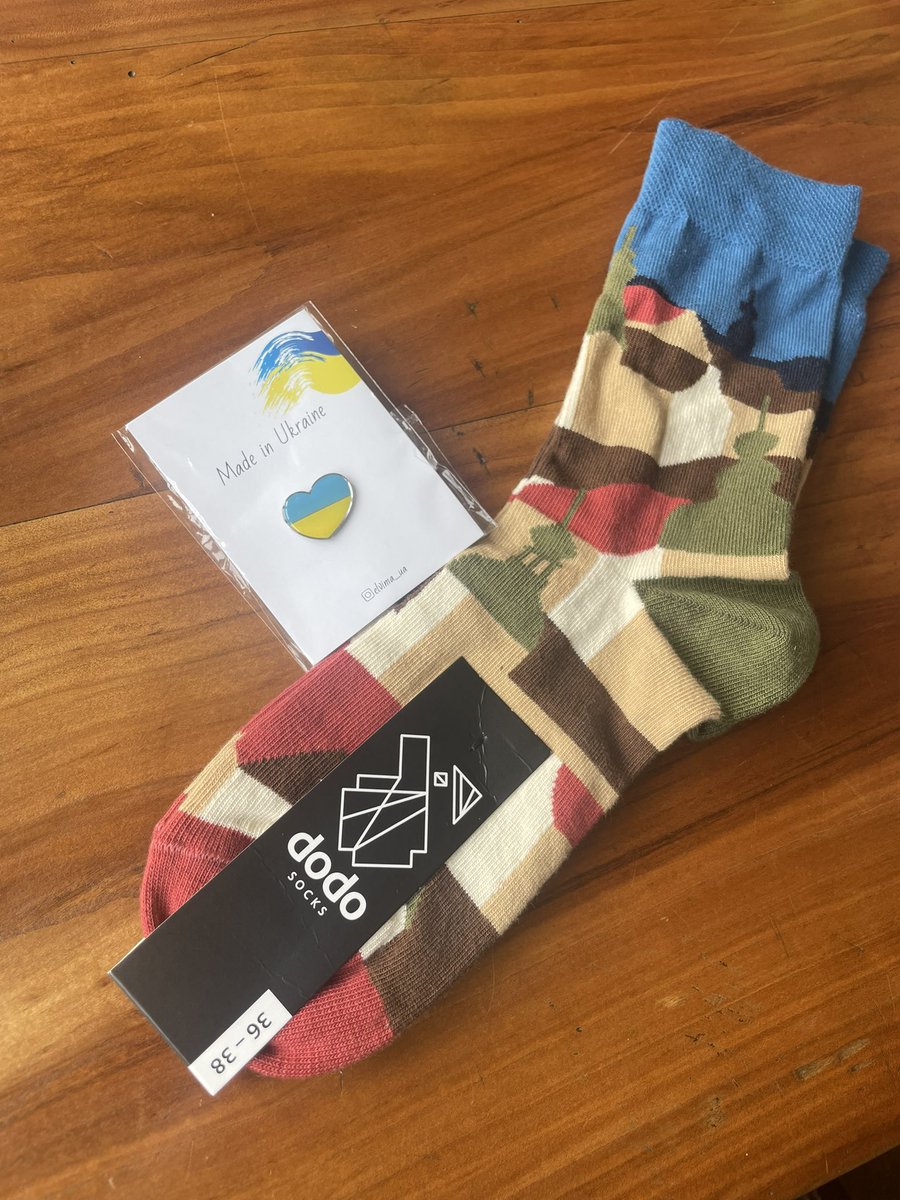 AnneKehoe5's tweet image. Very humbling to meet Nadia Diatel Ukrainian Psychologist who @PsychSocIreland were honoured to sponsor to attend #EPC2023 &amp;amp; thank you for the very Ukrainian gift of @DodoSocks, Nadia even impressed us with her Irish she has been learning for years! @JFLdotCOM