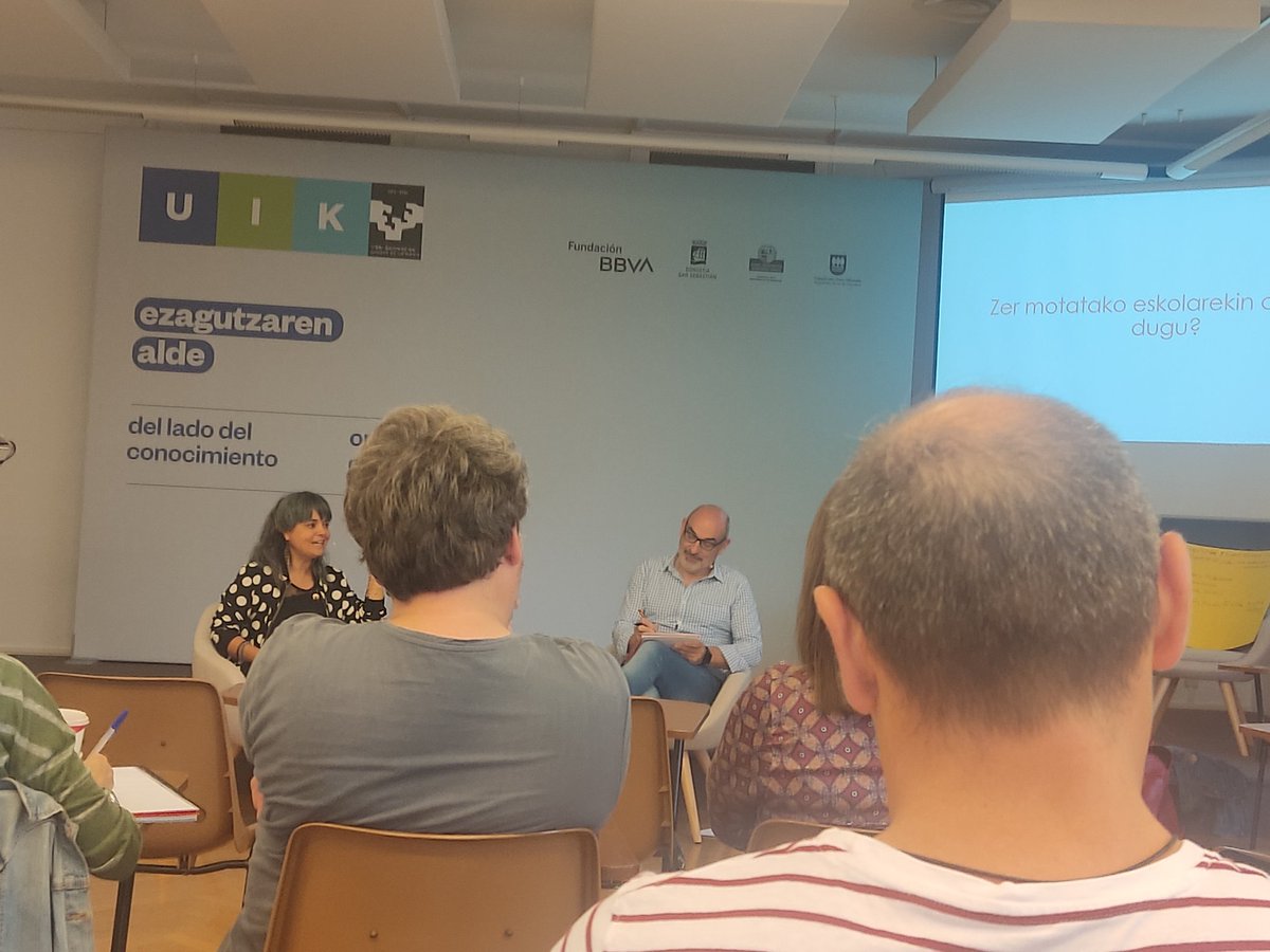 Eskola Publikoa Ardatz ikastaroaren 2. egunari hasiera eman diogu, Maialen Oiartzun Irastorza  EHU - Ikertzailea entzun ondoren Birginia Pozoren txanda heldu da. Ondo doa eguna.