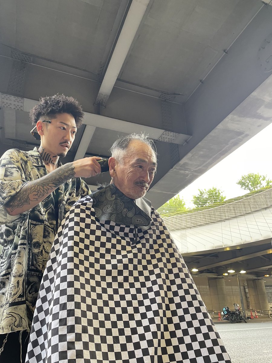 本日の炊き出しからは、新宿の理容室
ZUG2WANG <a href="/ZUG2WANG_/">理容師 鼓 TSUZUMI</a> さんの皆が無料ストリート理容に参加してくれる事に。これは絶対みんな嬉しい。
教会で切ってくれる場所あるけどちょっと遠かったからな。清潔イケオジになれば社会復帰にも気合い入るはず。

インスタもよろしく
instagram.com/z2_tdm22