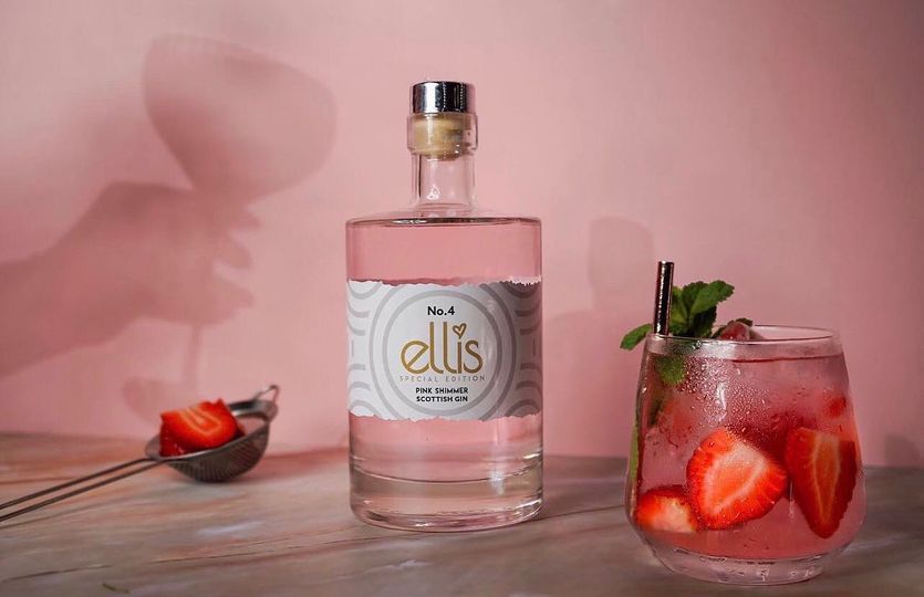 We have our strawberries ready to watch #Wimbledon  

#ellisgin #ginandtonic #pinkshimmer #strawberry #Wimbledon #delicious