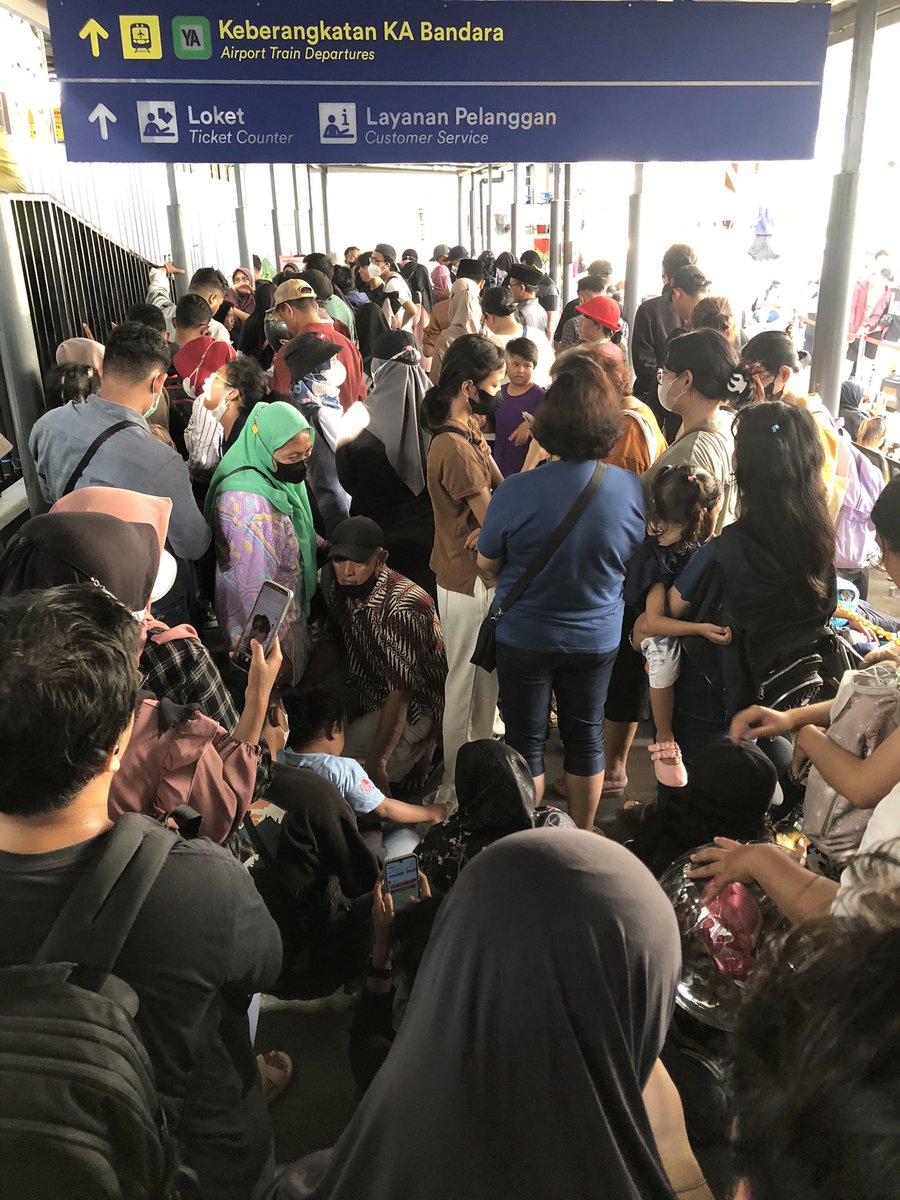 One99enO's tweet photo. Ini Beneran

Jadwal KRL dari Yogyakarta - Palur pukul 15.20 WIB nih. Untuk gate masuk dibuka pukul 16.00 WIB. Kita disuruh nunggu hampir 40 menit lebih tanpa ada alasan kenapa pintu gante masuk dibuka pukul 16.00 WIB. #DramaKRL https://t.co/vktpeLiB5N