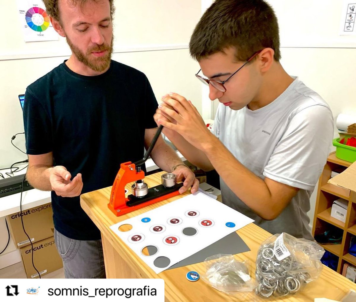 MiramFundacio's tweet photo. ¡¡Tenemos nueva máquina para hacer chapas!!! 👏🏻🙌🏻😁
Ahora en el #PFCB de Reprografía no nos falta de nada para llevar nuestras habilidades al siguiente nivel! 🖨️🚀 

Con la colaboración de @dipvalencia @GVAinclusio @GVAeducacio 

#autismo #TEA #AutismoComunidadValenciana https://t.co/EevbHALtTg