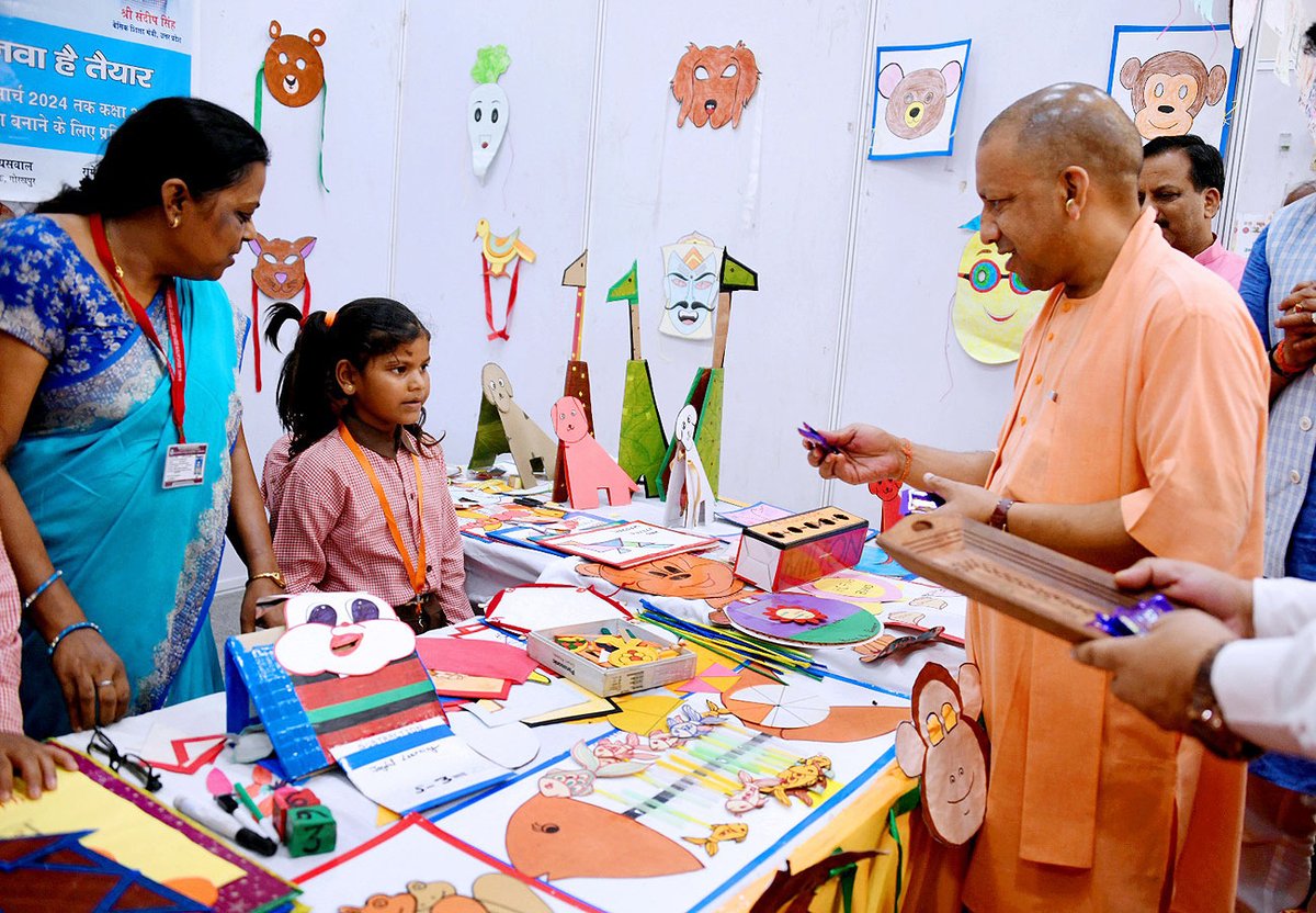 myogiadityanath's tweet photo. गोरखपुर में आज बेसिक शिक्षा विभाग, उत्तर प्रदेश एवं सम्पर्क फाउंडेशन की पहल 'सम्पर्क स्मार्टशाला-स्मार्ट ब्लॉक कार्यक्रम' का शुभारंभ हुआ।

इस अवसर पर सम्पर्क फाउंडेशन की पुस्तिका का विमोचन किया एवं ज्ञान की अलख जगा रहे शिक्षकों को शिक्षा किट भी वितरित की।

डबल इंजन की सरकार में आज 'नया उत्तर प्रदेश' सुदृढ़ इंफ्रास्ट्रक्चर के साथ ही शिक्षा के आधुनिकीकरण की दिशा में निरंतर आगे बढ़ रहा है।