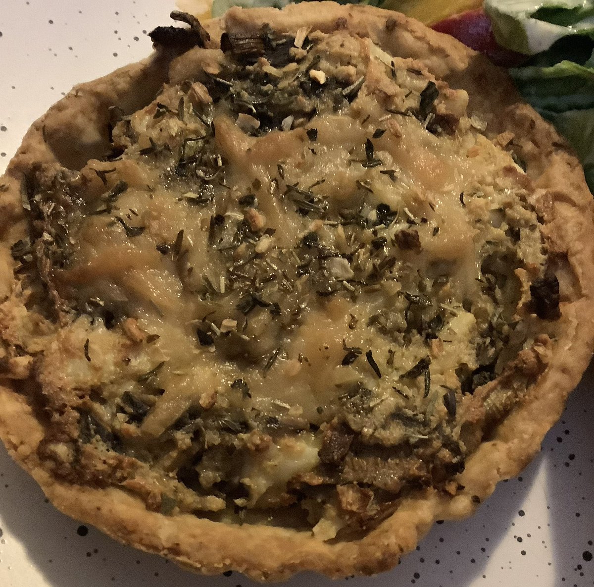 Vegan mushroom and leek quiche, using tofu instead of eggs. Surprised at how well they turned out and how nice they tasted. Rather rustic though, so wouldn’t pass muster on @BakeOffAU