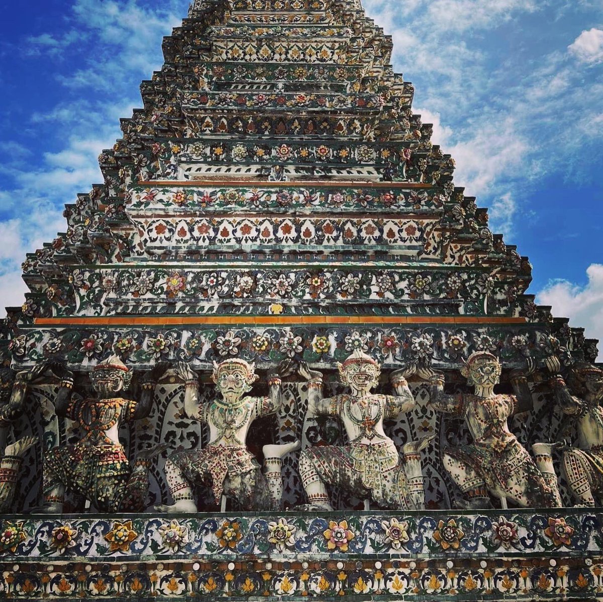 6thFormSHS's tweet image. As students begin the next leg of our @TuringScheme_UK, they get a taste of #thaiculture in Bangkok with their hosts from 
@MsuUniversity Demonstration School 🇹🇭 

#turingproject #internationalschoolaward @BritishCouncil  #21stcenturygrammar #everythingispossible