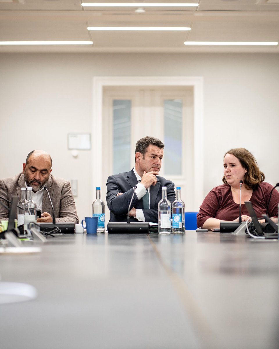 Ricarda_Lang's tweet photo. Danke @hubertus_heil für deinen Besuch im Bundesvorstand von @Die_Gruenen! 
Und für den guten Austausch über den Sozialstaat der Zukunft, stabile Renten und die Stärkung der Tarifbindung. 

Gemeinsam haben wir schon viel geschafft. Und gemeinsam haben wir noch viel vor. https://t.co/xbpGsFiFJ2