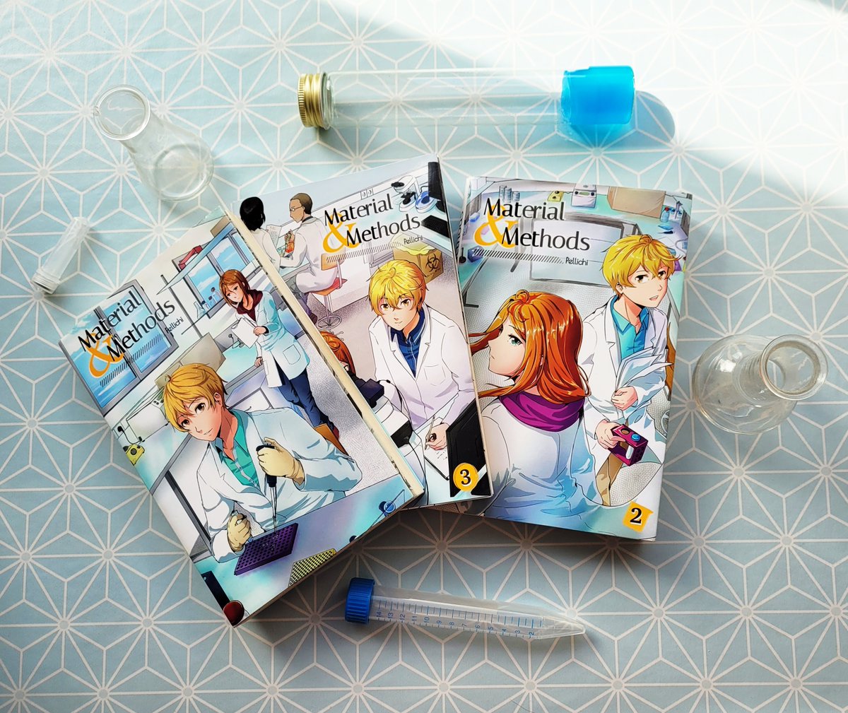 Pour fêter les 200% de la campagne Ulule, je vous propose de gagner un lot de 4 tomes de Material &amp; Methods ! 
Pour participer, il suffit de me suivre et RT ce post.

Vous pouvez aussi participer à l'impression du tome 4 ici : fr.ulule.com/material-metho…