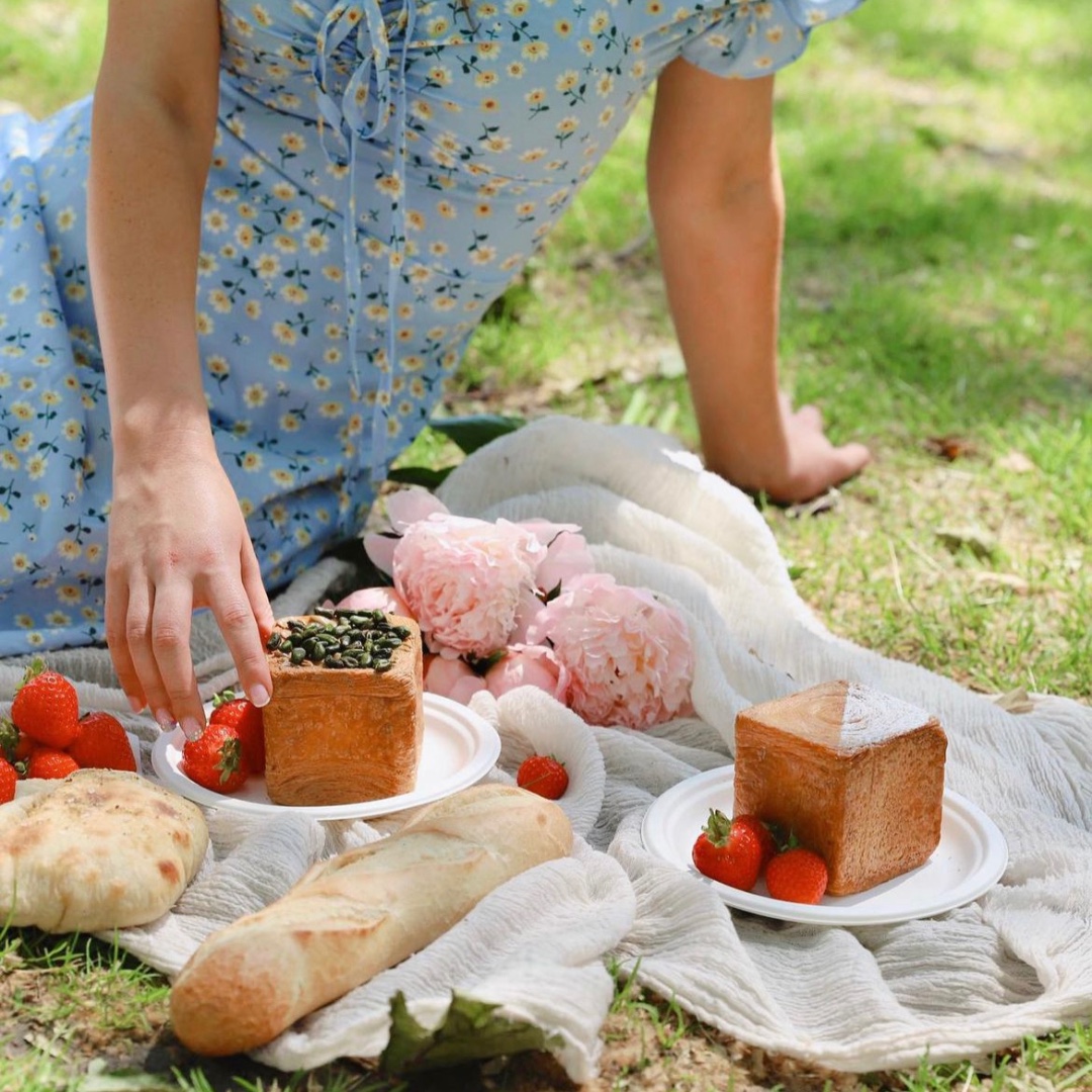 We adore this set up from @chloeandleox. We can't think of better picnic companions than Le Cube.