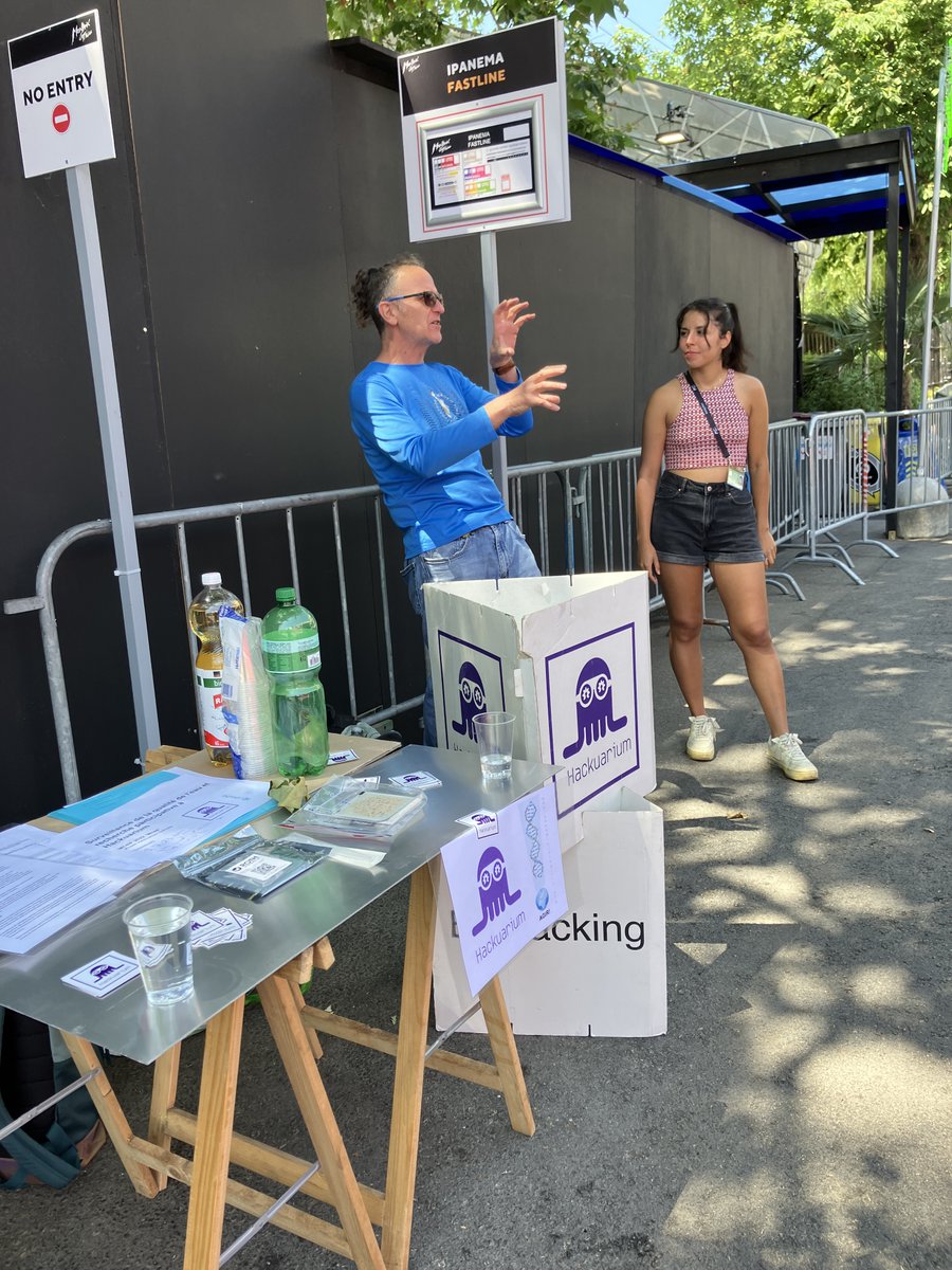 4ième échantillonnages sur les cartes et en train d'incuber!  merci aux partenaires et visiteurs de la table hier!