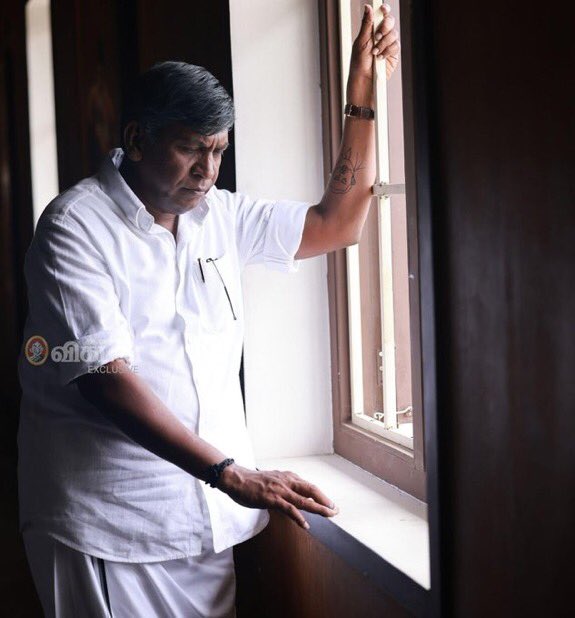 leninbharathi1's tweet photo. மாமன்னன்.. ரணங்களாலும் வலிகளாலும் காணப்பெற்ற பெருங்கனவு.. நிஜத்தில் ஓங்கிய கையோ, துளிர்த்த இலைகளோ, உதித்த சூரியனோ, மலரா மலரோ…  இவைகளின் ஓட்டரசியல் வேட்டையில் சிந்திச் சிறதும் இரத்தம் தோய்ந்த மிச்சம் மீதிப் பருக்கைகள் மட்டும் தான் பாட்டாளி வர்க்க, பட்டியலின பழங்குடி மக்களுக்கு… https://t.co/XtAf4grT1V