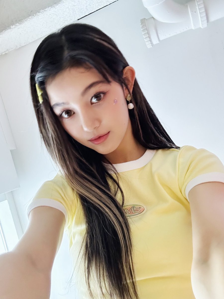DANlELLE's tweet photo. Some selca for Bunnies who miss me! 💭 I am aware that these pictures aren't from only one moment but surely it wouldn't affect anything, right? Both are in different attire also the filter I use were different, but I must still look pretty in you guys' sight. 😋 https://t.co/X4bhMTQEpo