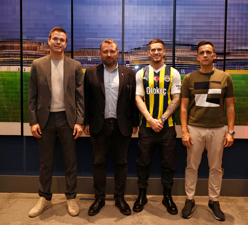 1907mehmety's tweet photo. İsmail Kartal yerine düşünülen Abdullah Avcı’ya hayranlık duyan ikili Ali Koç Ve Mario Branco..! 

Mario Branco, Ali Koç'a olan bağlılığının (!) ödülünü aldı Sportif Direktörlüğe getirildi 

Ali Koç 5 yıldır ÇAPSIZ BECERİKSİZ isimlerle çalışmayı seven NARSİST bir kişilik..! https://t.co/meeb5RLY8Q