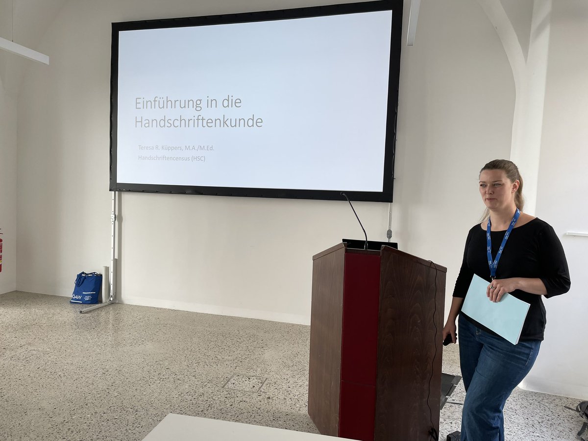 Live aus der #summerschool in #Wien! Mit einer Einführung in die Handschriftenkunde hat Teresa R. Küppers den Sommerkurs an der @mss_oeaw eröffnet.