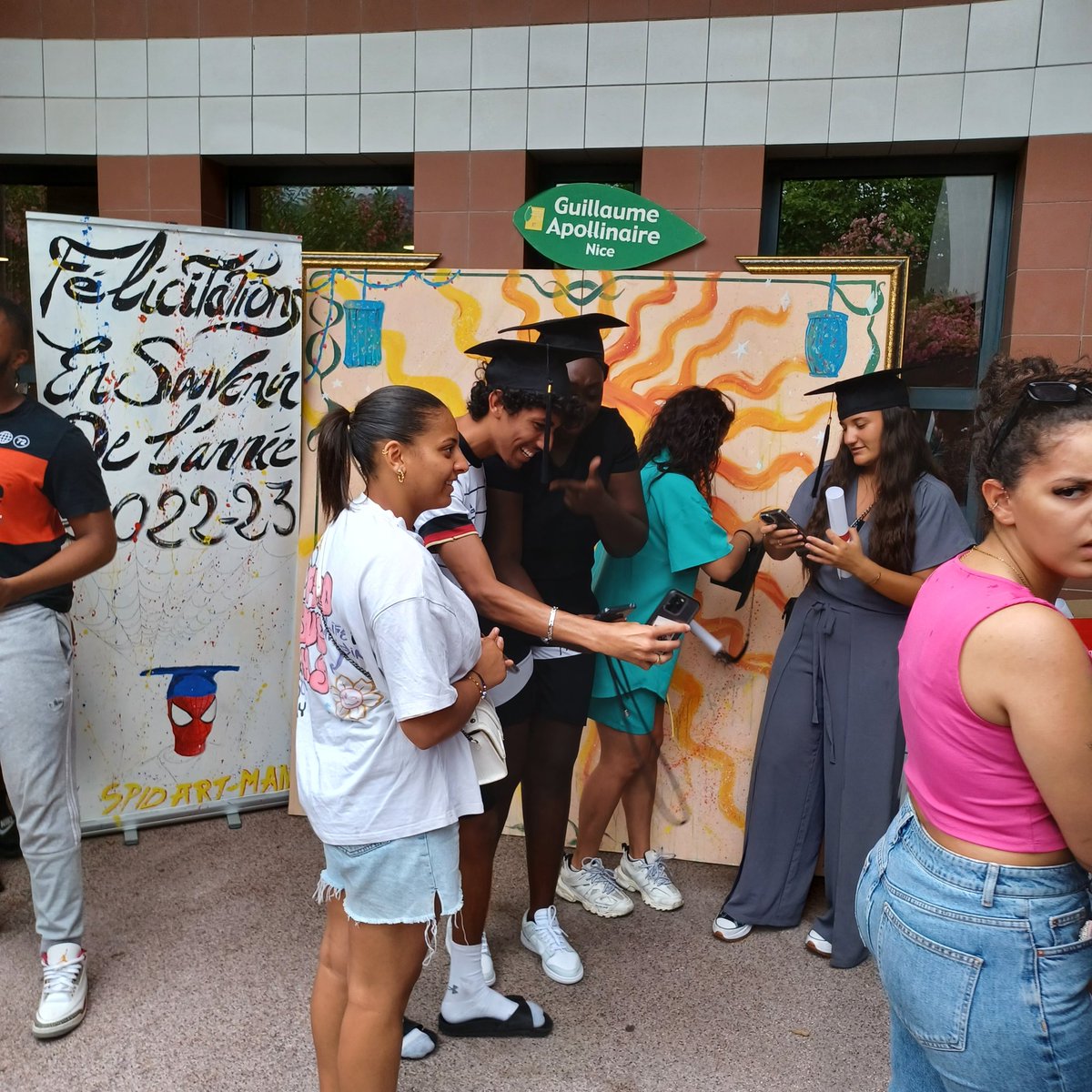 Les résultats du bac, un moment où enseignants, élèves et parents se retrouvent autour de la réussite des jeunes. Félicitations à tous les admis.