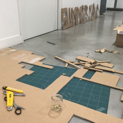 BibAssiaDjebar's tweet photo. Assia Djebar Summer Camp J-4 !
On se plie en quatre pour ce Summer Camp 2023; la preuve on découpe notre pancarte dans des cartons à même le sol ! ✂️💪📏
#bib2paris #bibdu20 #bibassiadjebar #Assiadjebarsummercamp #préparation #têtedanslescartons #décorations #DIY https://t.co/LQGUz9nfUQ