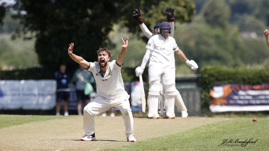 NottsPrem's tweet photo. Matchday 12 in #NPL:

Hucknall 198-2 (44.5)
(D. Blatherwick 84*, Roberts 64, Loftie-Eaton 2-18, Ramm 2-20, G. Blatherwick 2-30)

beat 

Papplewick &amp; Linby 196 (50)
(Vines 38, Ndlela 33)

by 8 wickets

Pictures: @JimBrailsford 

@HucknallCC | @PapplewickCC https://t.co/VFXwTSA03Y