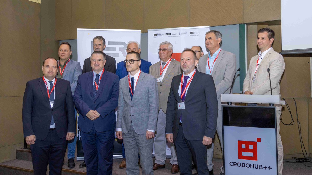 Predstavljen je projekt <a href="/edihcrobohub/">EDIH CROBOHUB++</a> koji korisnicima nudi besplatne usluge vezane za digitalizaciju, provjeru primjene tehnologije prije ulaganja, povezivanje s izvorima financiranja i drugim partnerima u inovacijskom sustavu. Doznajte više na bit.ly/44b3rJ1.