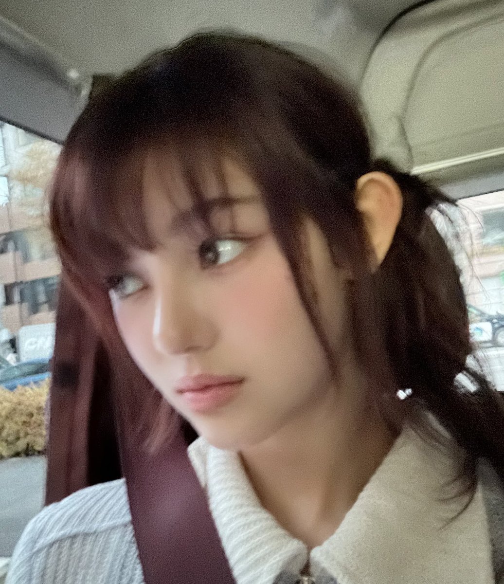 DANlELLE's tweet photo. “https://t.co/CeCwlcnFRM…” 💭🖤

One close up selca for everyone so we will feel even more closer than we already are! With my side profile as the main point, one of the best angle that I serve. Blurry but still looking pretty, am I? 😼 https://t.co/sZbQ8Z2Db9