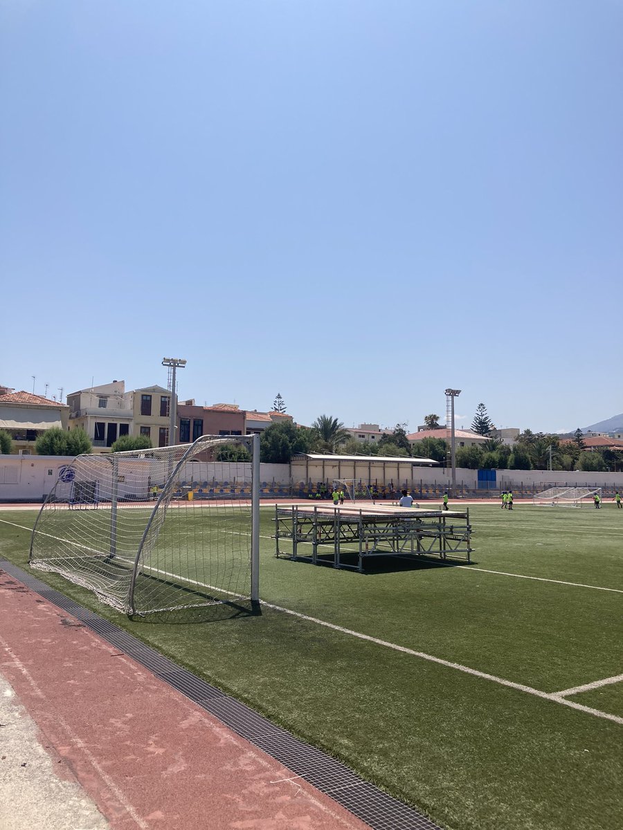 De plaatselijke FC. Asteras Rethymno. Het hekwerk is toe aan vervanging.. want lastig binnenkomen was het niet.