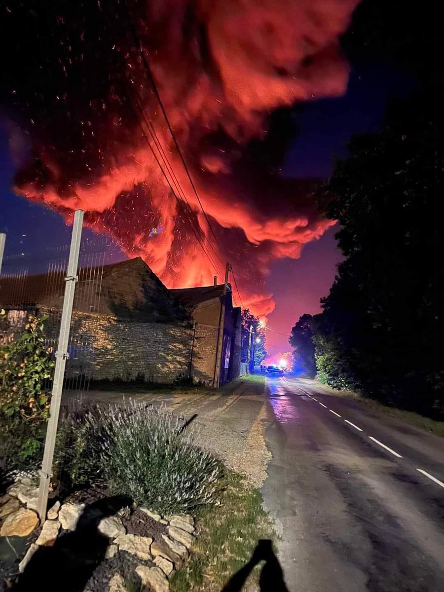 Manoon_Bm's tweet photo. https://t.co/2ea9phAZiy

Notre ami a tout perdu lors de cet incendie… soutenons le 🙏❤️ https://t.co/17vwbVt2RR