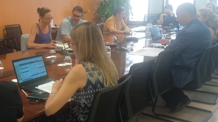 CTESC's tweet photo. Avui ha comparegut el govern per exposar les característiques del projecte de decret d'#artesania #alimentària que ha de dictaminar el #CTESC. Benvinguts Carina Amigo, cap del Servei de Promoció de la Qualitat Agroalimentària i Albert Almela, tècnic de la Unitat Jurídica @ccamcat https://t.co/s5uXALSUeV