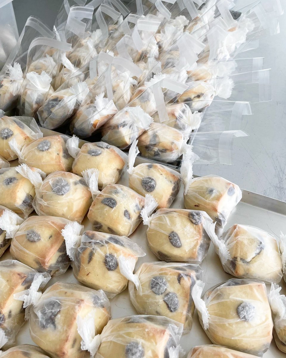 uneclef's tweet photo. 〜只今、次回発送分販売中です〜

◇ キャロットケーキ set
◇ uneclefの焼き菓子set “珈琲とチョコのグラノーラ”
◇ 塩とチョコのスコーンset

https://t.co/LQzql7jL4I https://t.co/LTHrmX5JIv