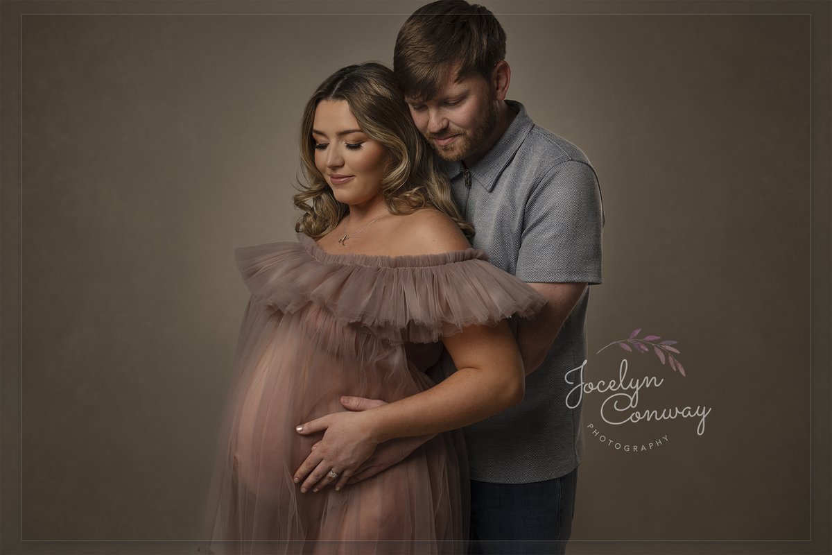 Photos of the Day: 📸 Cherish the magical moments of pregnancy—the glow, the anticipation, the excitement and the love. Maternity sessions capture the beauty and strength and power of motherhood. 💖🤰  #MaternityPhotography #Motherhood