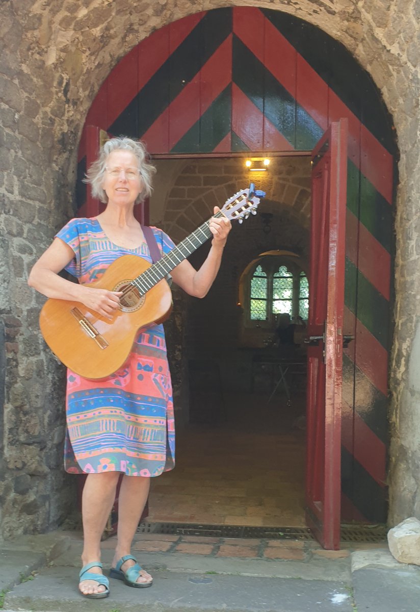 Speciaal voor onze (gratis) vertrekceremonies voor pelgrims schreef Janneke van Dijk alias Goudrenet een uitzwaailied: "Mijn voordeur heb ik dichtgedaan/
mijn zorgen en verdriet, gegroet!/
De wandelschoenen heb ik aan/ Ik ga van huis met goede moed/ [...]"
walkofwisdom.org/2023/goudreine…