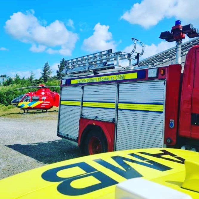 Ennis Ambulance, Ennis RRV, NAS AeroMed 01, & Kilrush Fire Brigade in attendance at an incident in Clare recently 🚑🚒🚁

Resources from different areas and agencies, for the benefit of our patients ✅

📸 Thanks to Paramedic Jess 👍

#NAS #Paramedic #AdvancedParamedic #HEMS