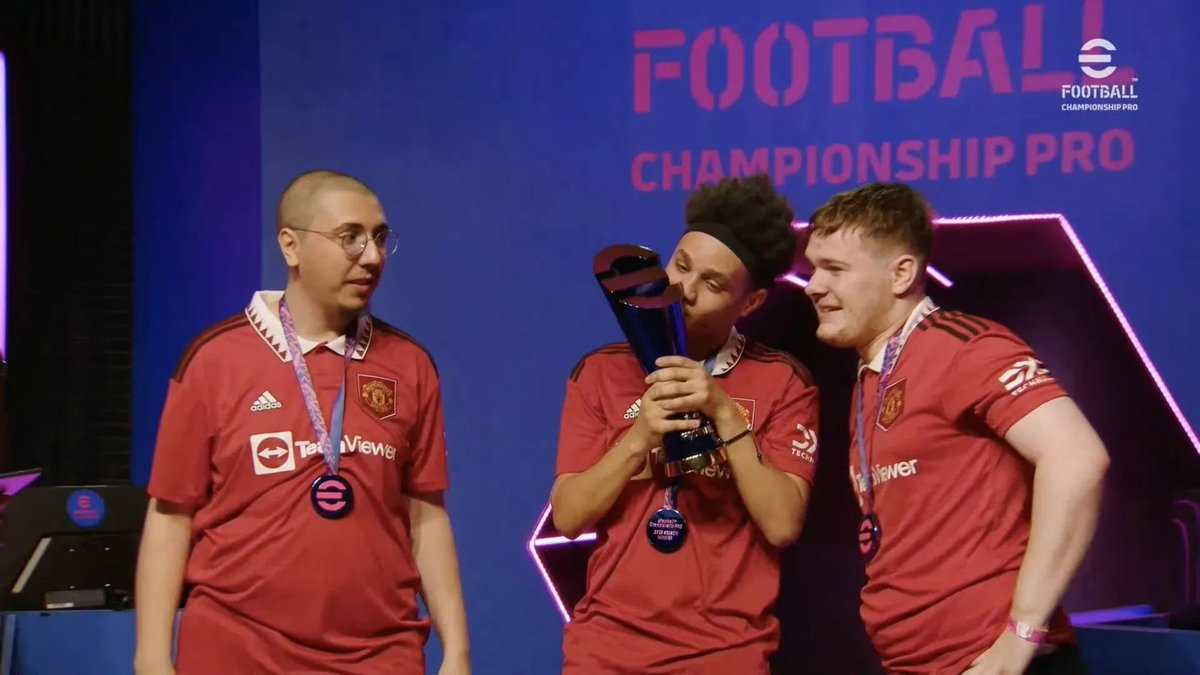 RealOrgEU's tweet image. DA FOOTBALL A E-FOOTBALL
A partire dal 2022, nasce la versione del calcio digitale. L'edizione pro di quest'anno ha visto vincitore il Manchester United contro il Bayern ai calci di rigore. La diretta dell'evento ha raccolto più di un milione di spettatori!
#esport #gaming #news