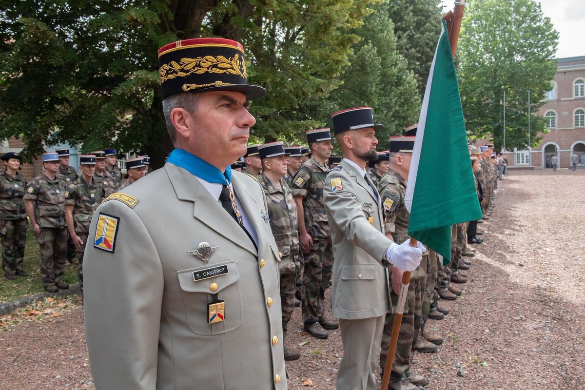 comlogterre1's tweet image. Hier le @Commandement_FT organisait une cérémonie à Lille mettant à l’honneur de nombreux décorés et félicités.
Fierté particulière pour le #COMLOG qui a vu son chef, le général de division Stéphane Canitrot, élevé au grade de commandeur de l’ordre national du mérite.