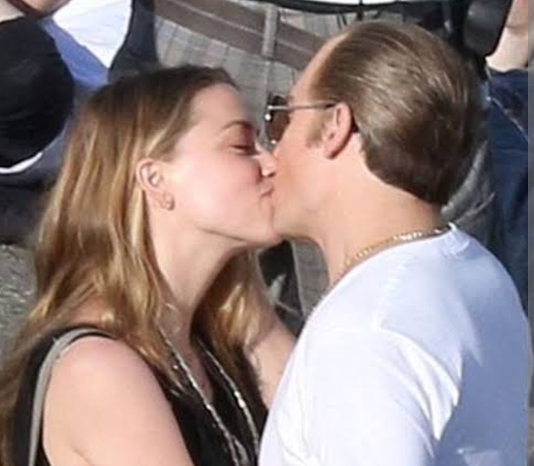 JohnnBer2009's tweet photo. black mass
from the set
Hot kiss 🔥🔥🔥🔥💋

#foreveramberjohnny #cutecoupleJohnnBer #passionatejohnnber #legendloveJohnnBer
#emeutes
Amber Heard and Johnny Depp https://t.co/CBkoWVbr1x