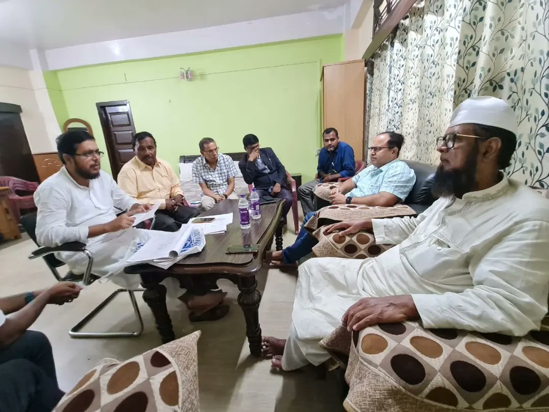 AminulIslamMLA's tweet photo. আজি গোৱালপাৰা আৱৰ্ত ভৱনত সমষ্টি পুনৰ নিৰ্দ্ধাৰণ সম্পৰ্কে গোৱালপাৰা জিলাৰ @AIUDFOfficial কমিটীৰ বিষয়ববীয়াৰ সৈতে বিলাসীপাৰা পশ্চিম সমষ্টিৰ বিধায়ক তথা  দলৰ প্ৰশাসনিক সা: সম্পাদক হাফিজ বছিৰ আল কাছিমী ডাঙৰীয়াৰ উপস্থিতিত এক গুৰুত্ব��ূৰ্ণ আলোচনাত মিলিত  হওঁ।
#Delimitation @ECISVEEP https://t.co/ahWrnihjAO