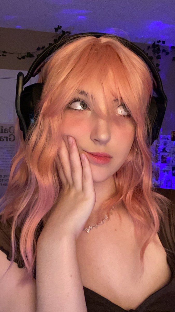 vaulpixx's tweet photo. POV: you wanna get into cosplay but are unsure so u buy a wig to test the waters… https://t.co/G1jVSxYBUT