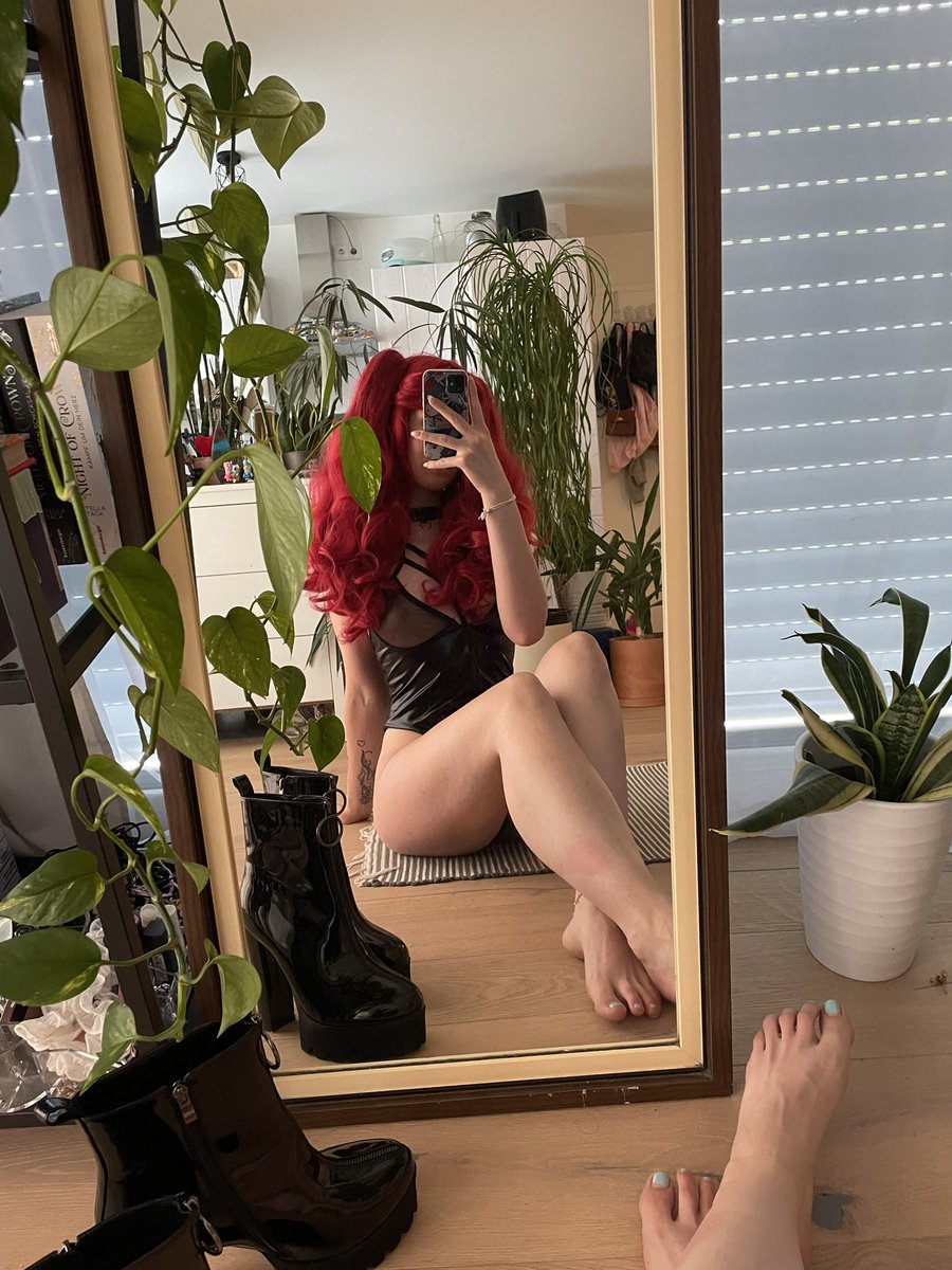 So ein Beta wie du, weiß genau das ich nur an deinem Geld interessiert bin 💰 🐷 #paypig #paypiggie #findom #beta #femdom #geldherrin #Zahlsklave #geldsklave #finsub #füsse #zahltrottel