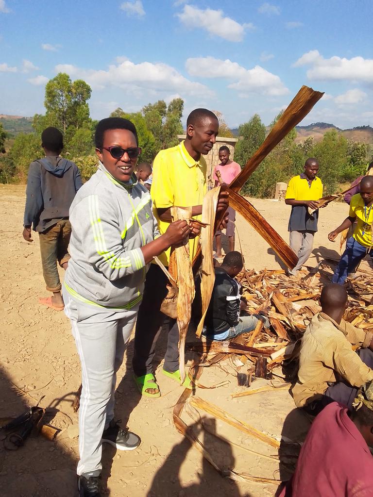 Musonga11's tweet photo. #Burundi,le 4/7/2023, Musitanteri wa komine Musongati @RutanaProvince yazindutse yifatanya n'abenegihugu ba GATAKAZI Na YOVE mubikorwa vyo gukora ubugwingwiri no gutegura amatuta yo guteramwo ibiti bizokwambika imisozi. Bikaba biriko bikorwa Ku mitumba yose @MininterInfosBi https://t.co/Yx6jQh60XA