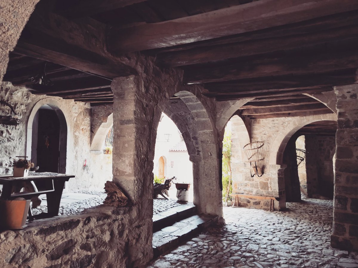 Walking through the narrow streets of Cornello dei Tasso e Oneta, among the most beautiful villages in Italy. Find out on the blog: amareviaggiarescrivere.blogspot.com/2023/07/a-spas… Click on translation at the top left and choose the language. #bergamo <a href="/VisitBergamo_EN/">VisitBergamo_EN</a> #mountains