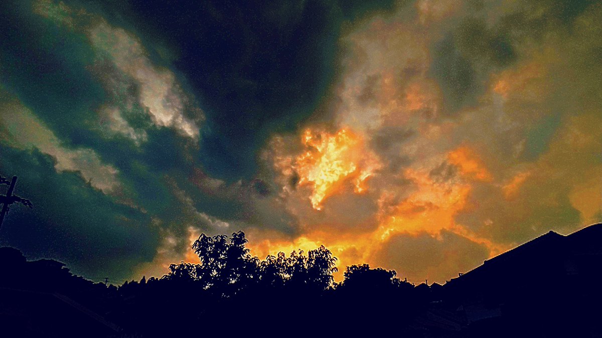 kuro0021's tweet photo. #イマソラ 
#ユウソラ 
#夕焼け 
#曇り空 
#evening 
#eveningsky 
#sunset 
#cloudsunset https://t.co/WVrNfdmdY2