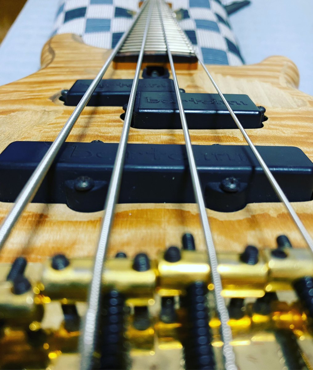kenjitonsho's tweet photo. とあるベーシストの日常
ネックとペグを移植。
愛機復活!
#motionb #bassist #diy #yamaha https://t.co/j2HNFBA1ch