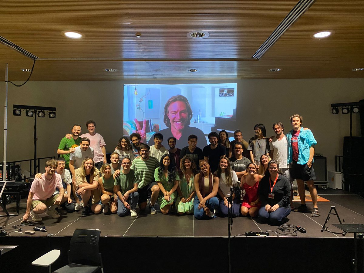 Recently, students from #BerkleeValencia’s Scoring for Film, Television, and Video Games had the opportunity to receive a masterclass from the Grammy Award-winning composer and conductor @EricWhitacre! More information about our SFTV program: tinyurl.com/5besp8dn