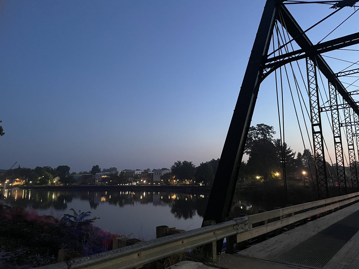 Calm and quiet now, but that was not the case near the Old Iron Bridge in #Allegan last night after a firework exploded into a crowd of spectators. More details >>>> fox17online.com/news/local-new…
<a href="/FOX17/">FOX 17</a>